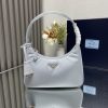 Một phiên bản nâng cấp, Hobo, Kenny, một túi nylon dành cho phụ nữ