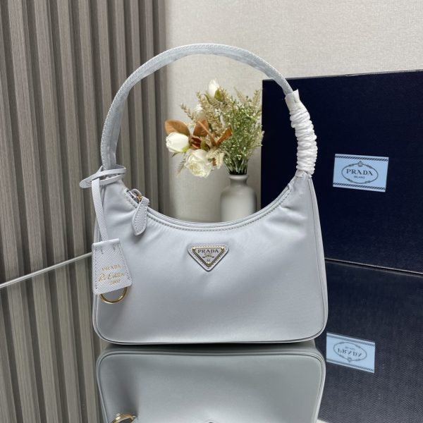 Một phiên bản nâng cấp, Hobo, Kenny, một túi nylon dành cho phụ nữ