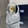 Một phiên bản nâng cấp, Hobo, Kenny, một túi nylon dành cho phụ nữ