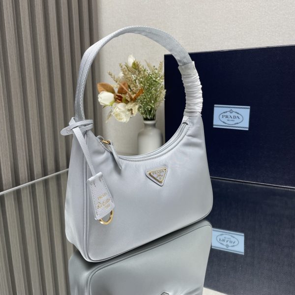 Một phiên bản nâng cấp, Hobo, Kenny, một túi nylon dành cho phụ nữ