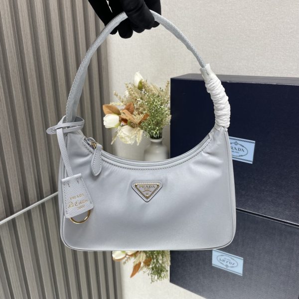 Một phiên bản nâng cấp, Hobo, Kenny, một túi nylon dành cho phụ nữ