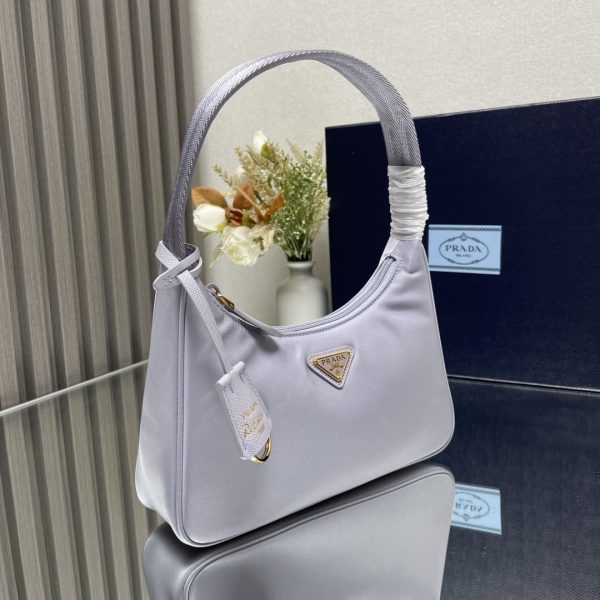 Một phiên bản nâng cấp, Hobo, Kenny, một túi nylon dành cho phụ nữ