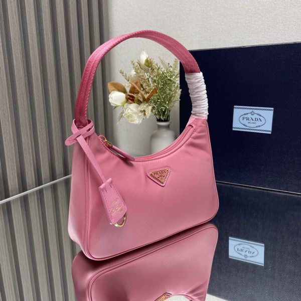 Một phiên bản nâng cấp, Hobo, Kenny, một túi nylon dành cho phụ nữ