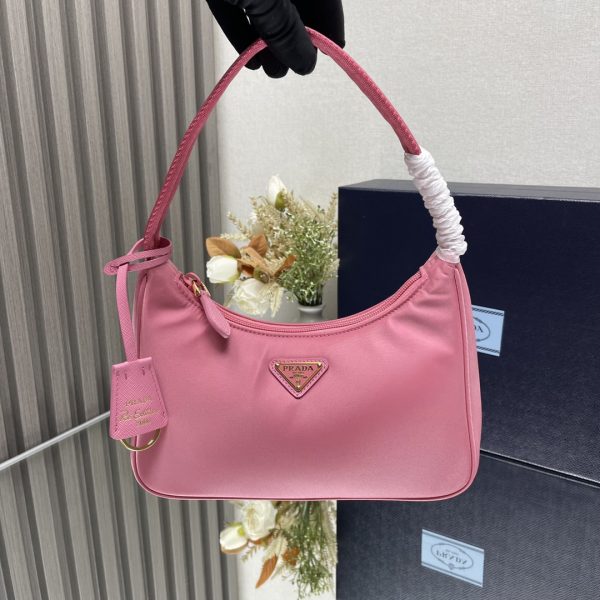 Một phiên bản nâng cấp, Hobo, Kenny, một túi nylon dành cho phụ nữ