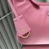 Một phiên bản nâng cấp, Hobo, Kenny, một túi nylon dành cho phụ nữ