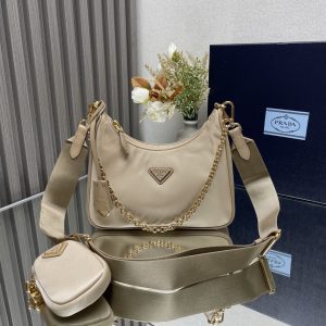 chiếc túi mới của prada nylon hobo