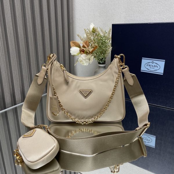 chiếc túi mới của prada nylon hobo