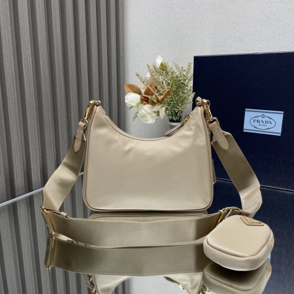chiếc túi mới của prada nylon hobo