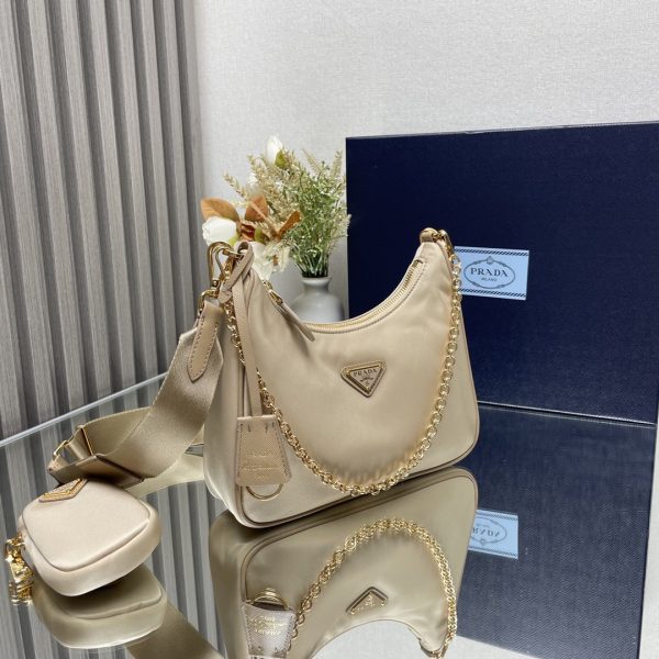 chiếc túi mới của prada nylon hobo