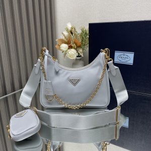 chiếc túi mới của prada nylon hobo