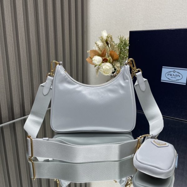 chiếc túi mới của prada nylon hobo