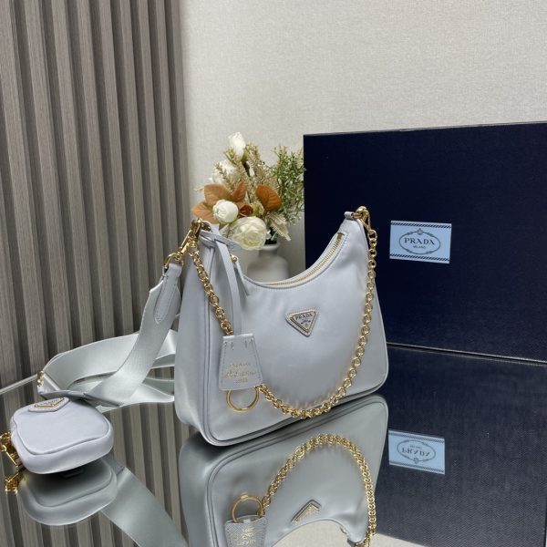 chiếc túi mới của prada nylon hobo