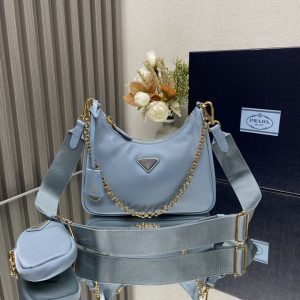 chiếc túi mới của prada nylon hobo