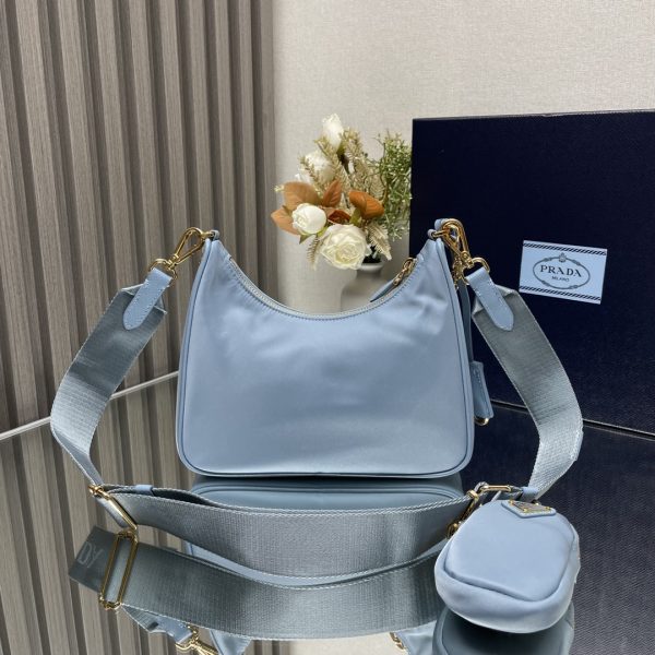 chiếc túi mới của prada nylon hobo
