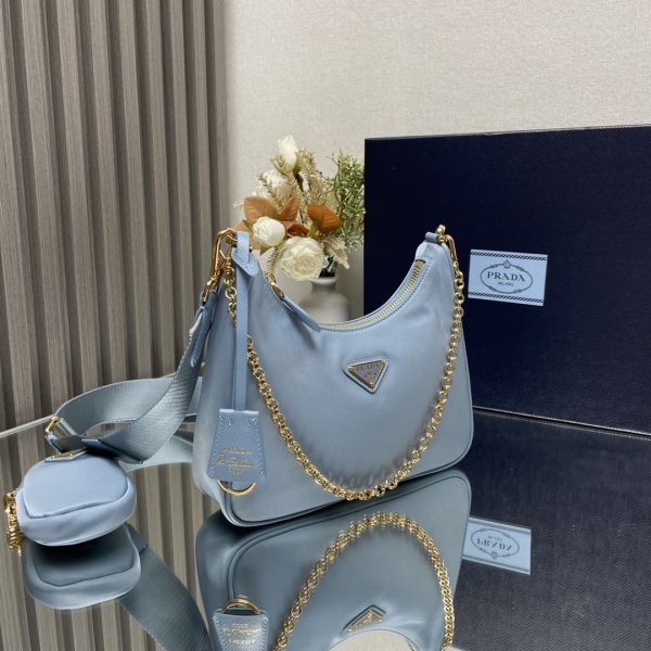 chiếc túi mới của prada nylon hobo