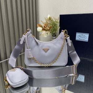 chiếc túi mới của prada nylon hobo