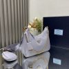 chiếc túi mới của prada nylon hobo