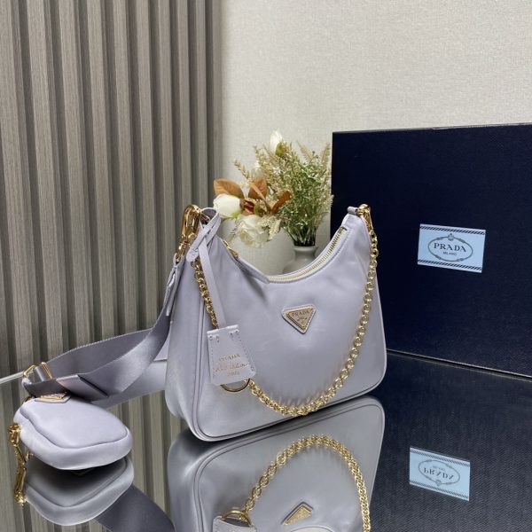 chiếc túi mới của prada nylon hobo