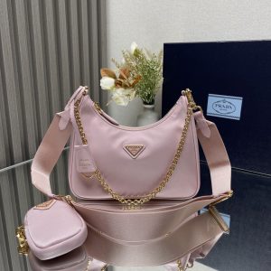chiếc túi mới của prada nylon hobo
