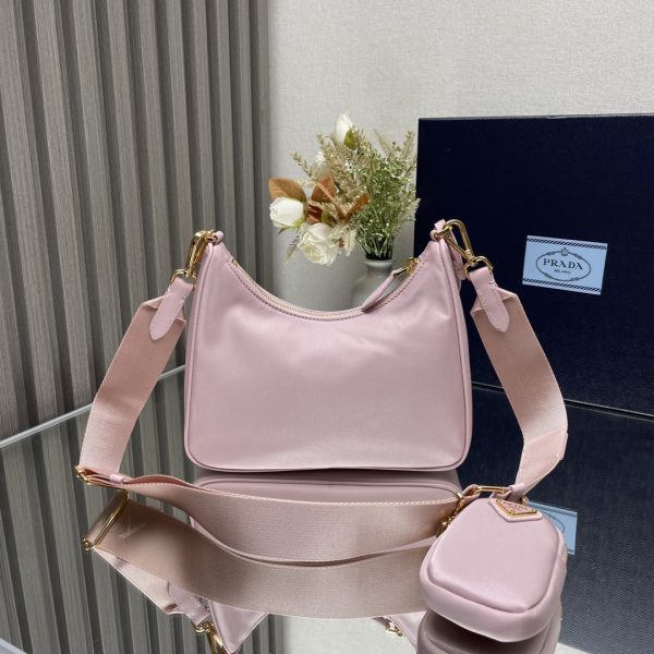 chiếc túi mới của prada nylon hobo