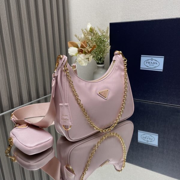 chiếc túi mới của prada nylon hobo