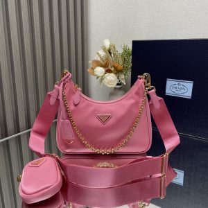 chiếc túi mới của prada nylon hobo