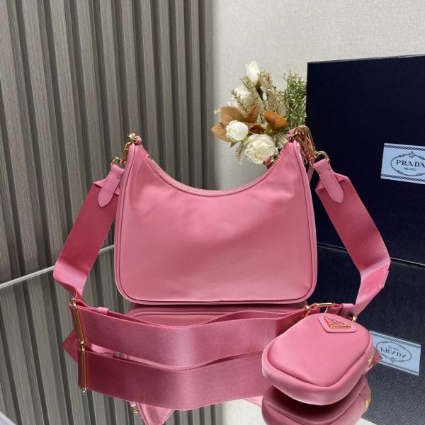 chiếc túi mới của prada nylon hobo