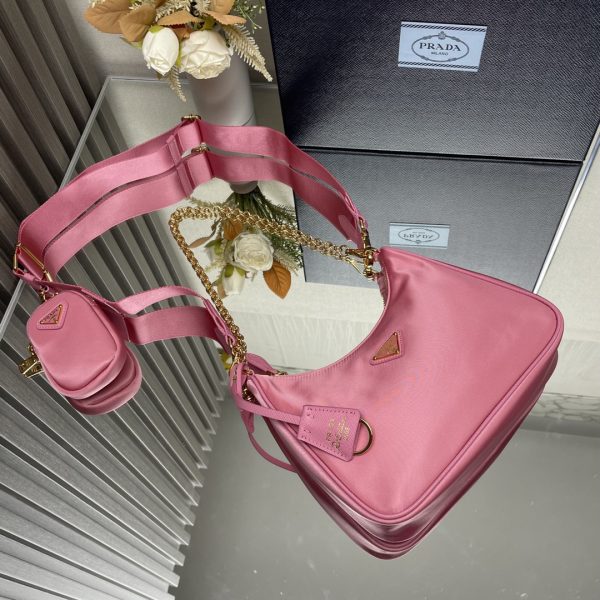 chiếc túi mới của prada nylon hobo