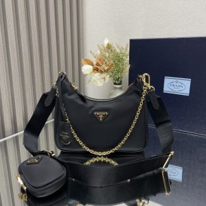 chiếc túi mới của prada nylon hobo