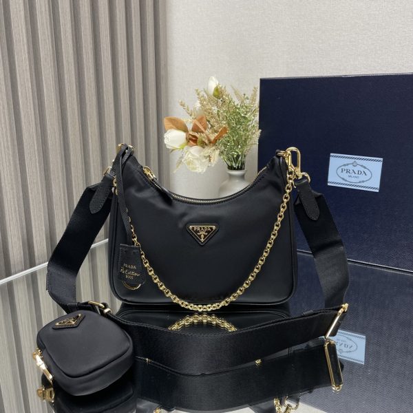 chiếc túi mới của prada nylon hobo