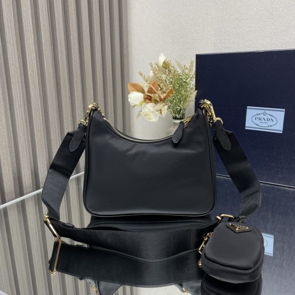 chiếc túi mới của prada nylon hobo