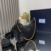 chiếc túi mới của prada nylon hobo