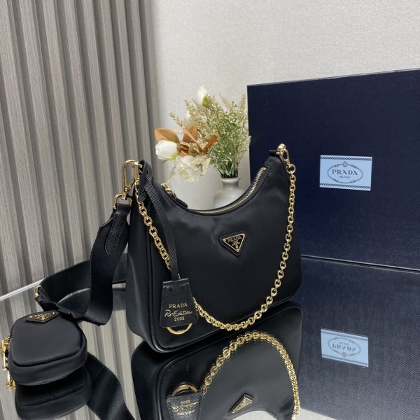 chiếc túi mới của prada nylon hobo
