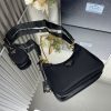chiếc túi mới của prada nylon hobo