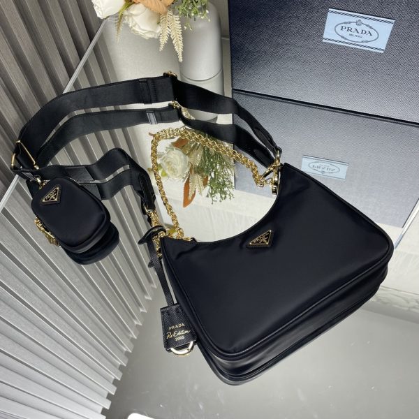 chiếc túi mới của prada nylon hobo