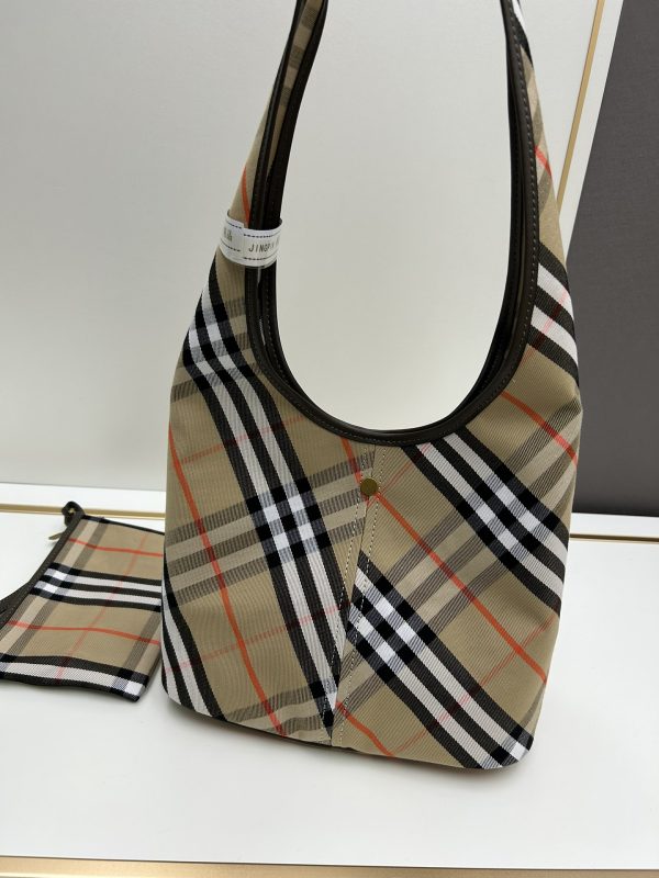 Burberry, chiếc giỏ mới nhất của quý cô