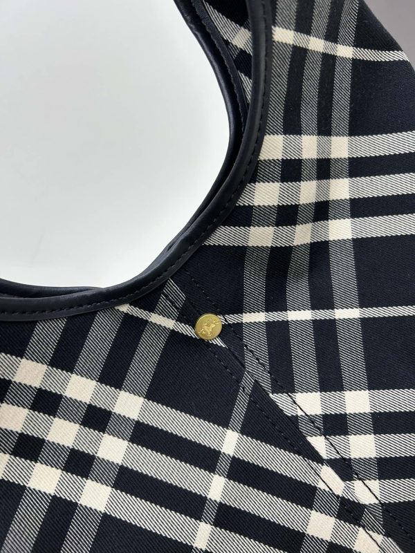 Burberry, chiếc giỏ mới nhất của quý cô