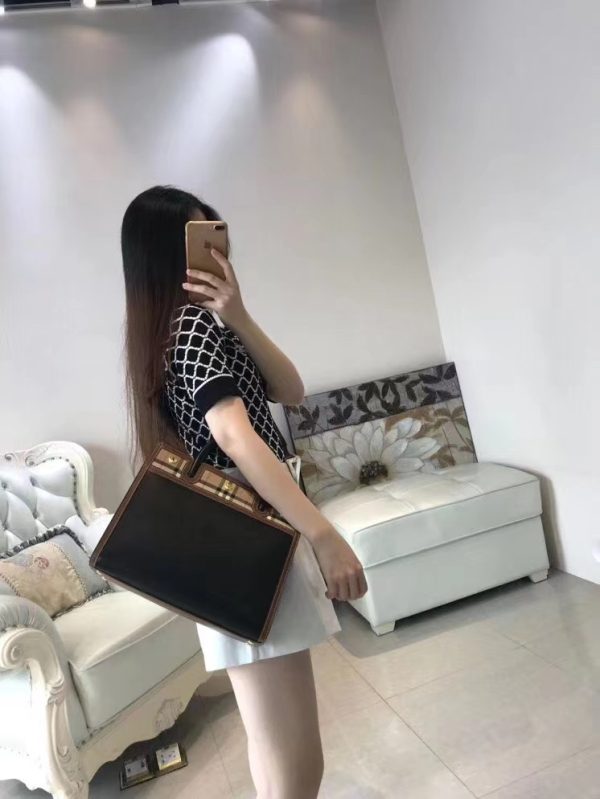 Burberry, chiếc túi xách mới tinh xảo “Title-Taylor”