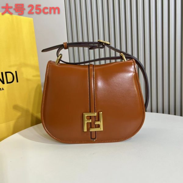 thiết kế có đường cong nữ tính, có nắp lật kéo dài, có logo FF kim loại