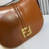 thiết kế có đường cong nữ tính, có nắp lật kéo dài, có logo FF kim loại