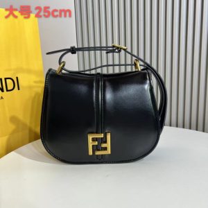 thiết kế có đường cong nữ tính, có nắp lật kéo dài, có logo FF kim loại
