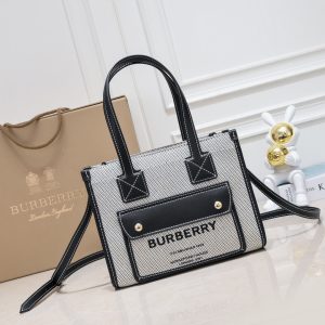 Ba lô Freya mới nhất của Burberry được làm bằng da và vải bông