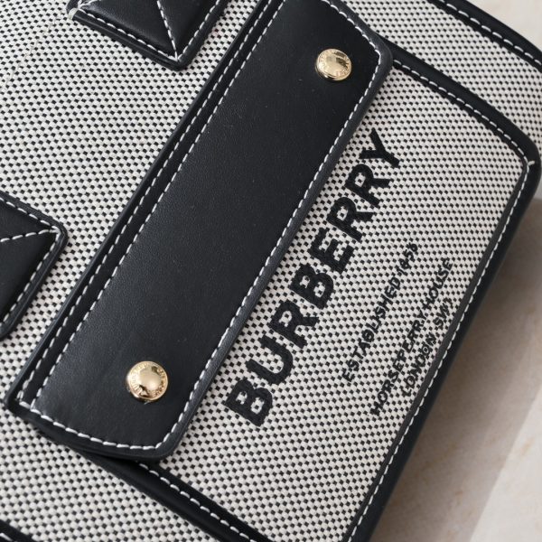 Ba lô Freya mới nhất của Burberry được làm bằng da và vải bông
