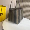 Túi xách tay hai mặt được chế tạo để kết hợp với túi xách Baguette năm 1997. một cái túi xách cổ điển,