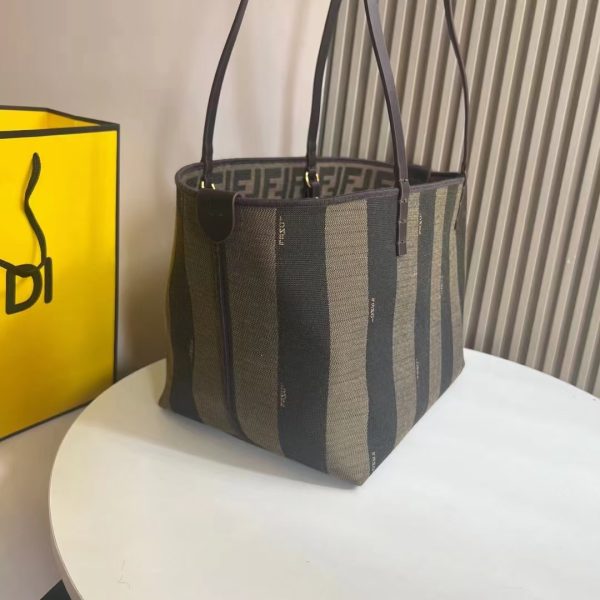 Túi xách tay hai mặt được chế tạo để kết hợp với túi xách Baguette năm 1997. một cái túi xách cổ điển,