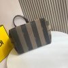 Túi xách tay hai mặt được chế tạo để kết hợp với túi xách Baguette năm 1997. một cái túi xách cổ điển,