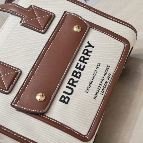 Ba lô Freya mới nhất của Burberry được làm bằng da và vải bông