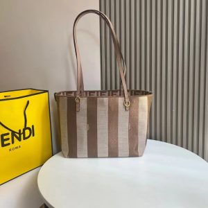 Túi xách tay hai mặt được chế tạo để kết hợp với túi xách Baguette năm 1997. một cái túi xách cổ điển