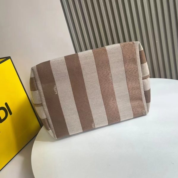 Túi xách tay hai mặt được chế tạo để kết hợp với túi xách Baguette năm 1997. một cái túi xách cổ điển