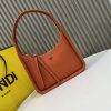 Túi mặt trăng lưỡi liềm Fendessence được khâu thủ công bằng dây cáp lớn cùng màu 264 chân